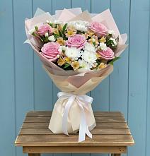 Букет цветов из:  Гвоздики, Орхидеи и Розы #REPLACE_PRED# Каменке Ленинградская область