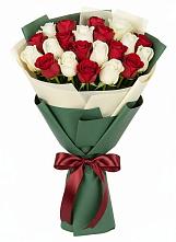Букет Микс из красных и белых роз в Каменке Ленинградская область