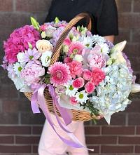 Композиция солнечный день в Каменке Ленинградская область Цветочная композиция из Розы, Хризантемы, Пионы и Лизиантусы в корзине в Каменке Ленинградская область