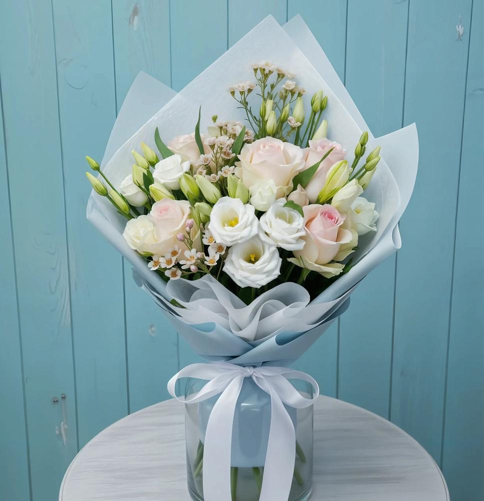 Букет цветов из: Розы и Лизиантусы в Каменке Ленинградская область