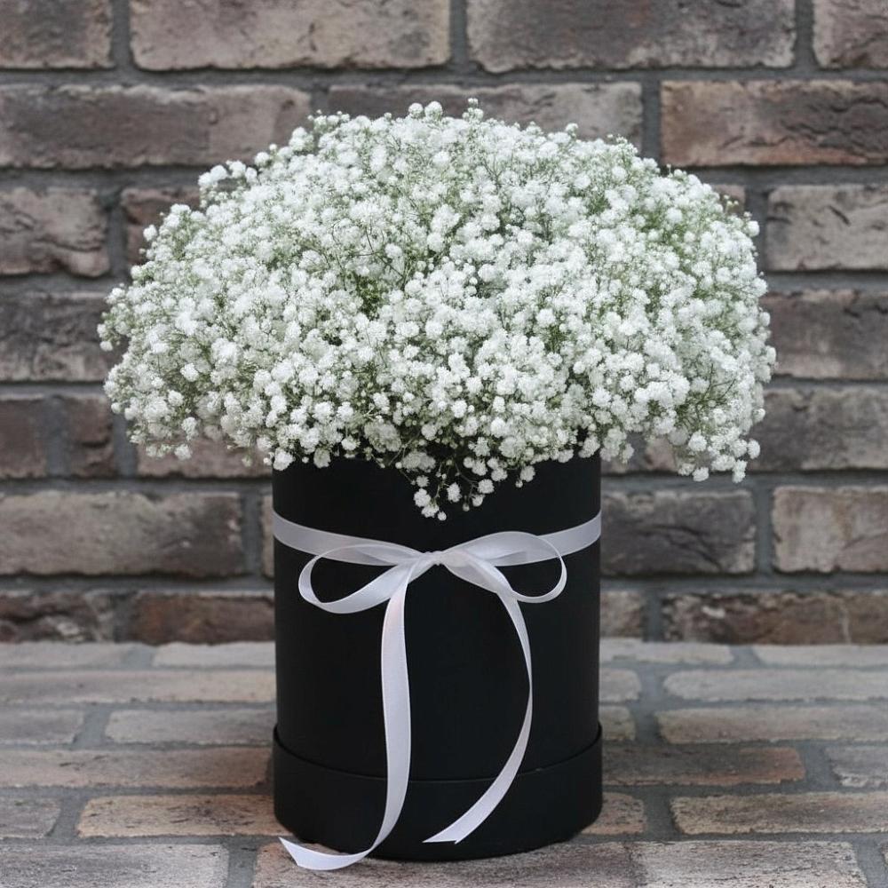 Цветочная композиция из Гипсофила в шляпной коробке в Каменке Ленинградская область