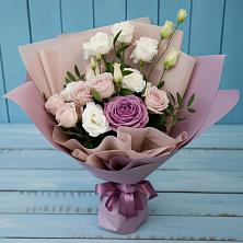Букет цветов из:  Розы и Лизиантусы в Каменке Ленинградская область