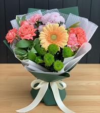 Букет цветов из:  Гвоздики, Розы, Герберы и Хризантемы в Каменке Ленинградская область