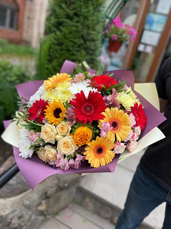 Букет цветов из: Герберы, Ромашки, Хризантемы, Розы и Подсолнухи в Каменке Ленинградская область
