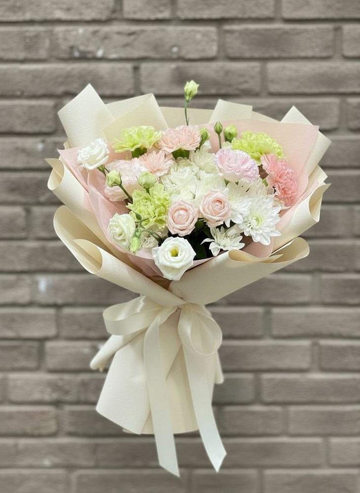 Букет цветов из: Гвоздики, Розы, Лизиантусы и Хризантемы в Каменке Ленинградская область