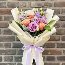 Букет цветов из:  Лизиантусы и Розы в Каменке Ленинградская область