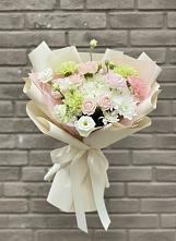Букет цветов из:  Гвоздики, Розы, Лизиантусы и Хризантемы в Каменке Ленинградская область