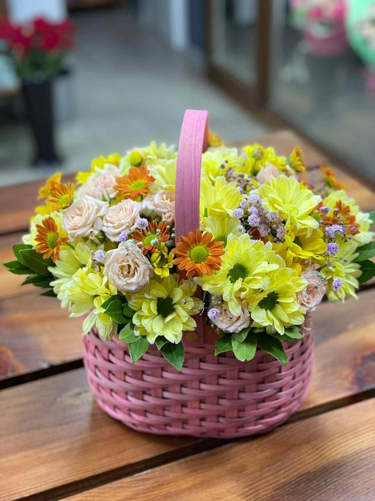 Цветочная композиция из Хризантемы и Розы в корзине в Каменке Ленинградская область