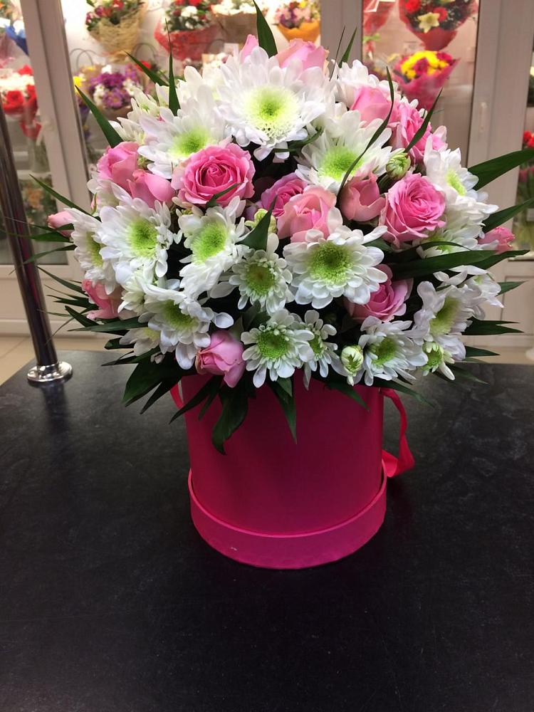 Цветочная композиция из Розы и Хризантемы в шляпной коробке в Каменке Ленинградская область