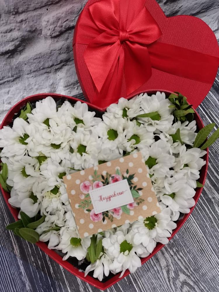 Цветочная композиция из Хризантемы в виде сердца в Каменке Ленинградская область