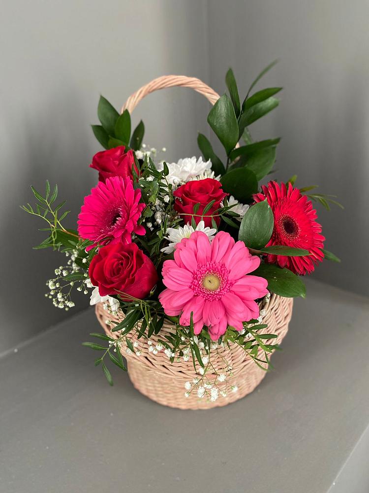 Цветочная композиция из Розы, Хризантемы и Герберы в корзине в Каменке Ленинградская область