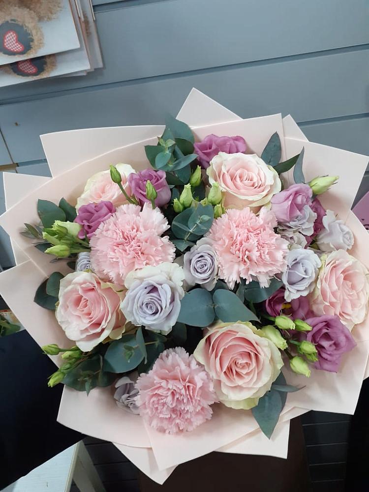 Букет цветов из: Розы, Гвоздики и Лизиантусы в Каменке Ленинградская область