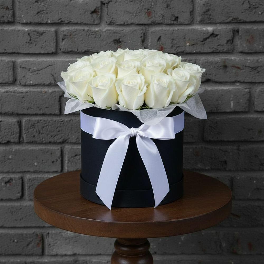 Цветочная композиция из Розы в шляпной коробке в Каменке Ленинградская область