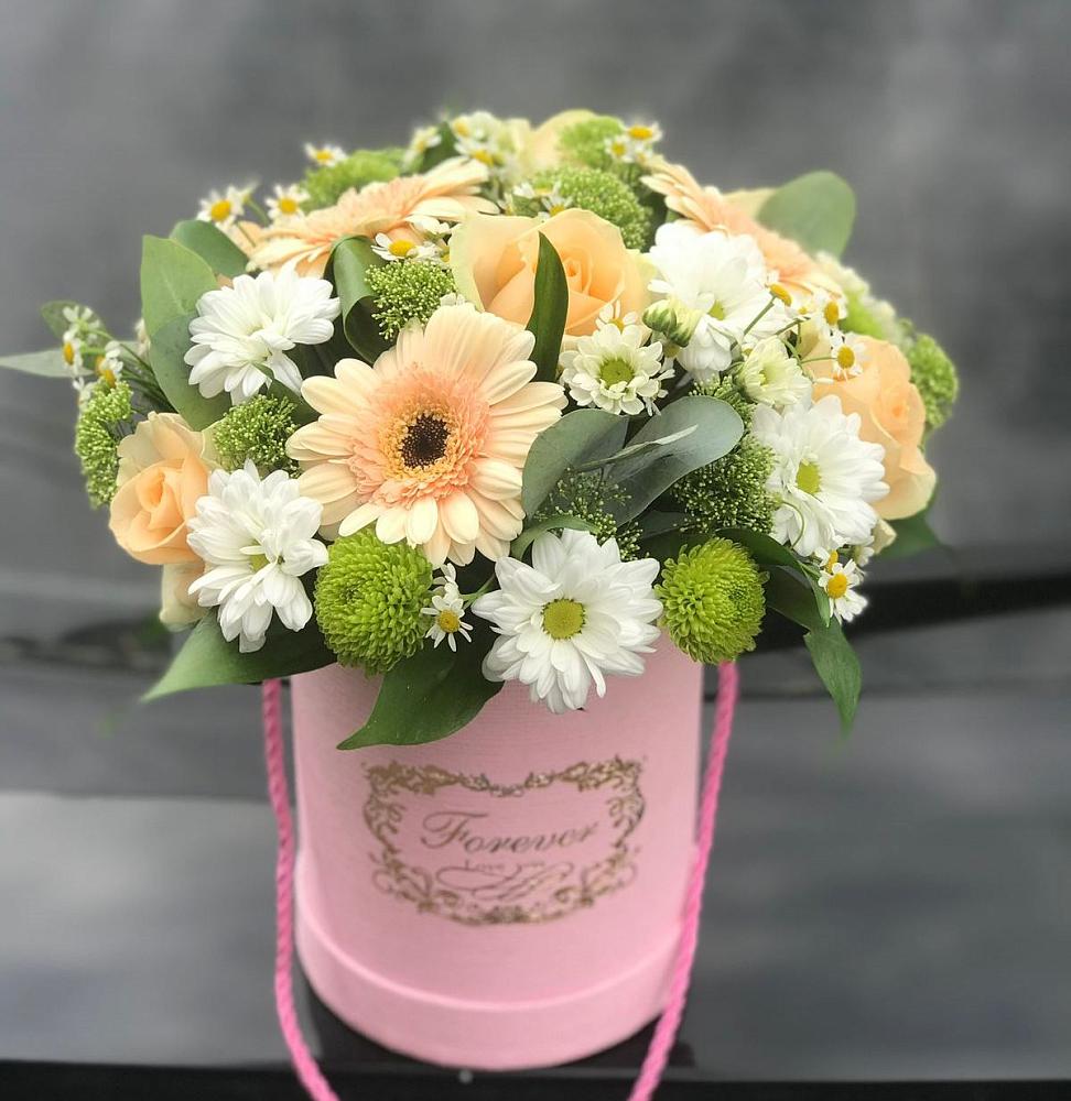 Цветочная композиция из Розы, Герберы и Хризантемы в шляпной коробке в Каменке Ленинградская область