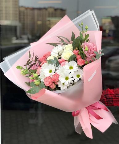 Букет цветов из: Розы, Лизиантусы и Хризантемы в Каменке Ленинградская область
